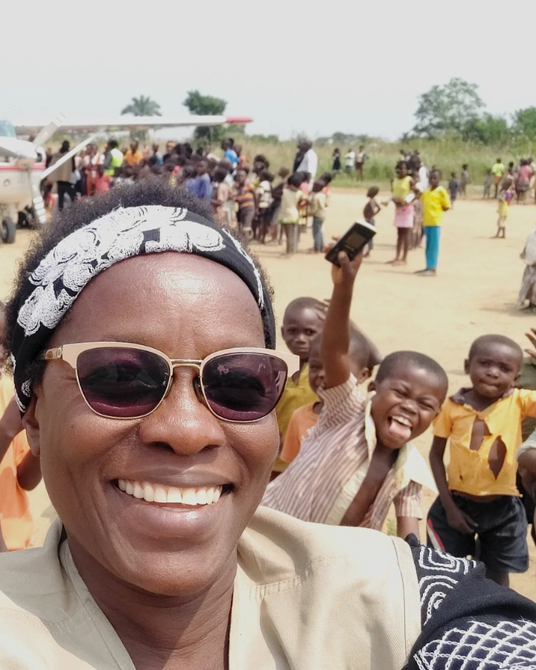 Responsable de la fondation souriante entourée d’enfants — mission psycho-sociale